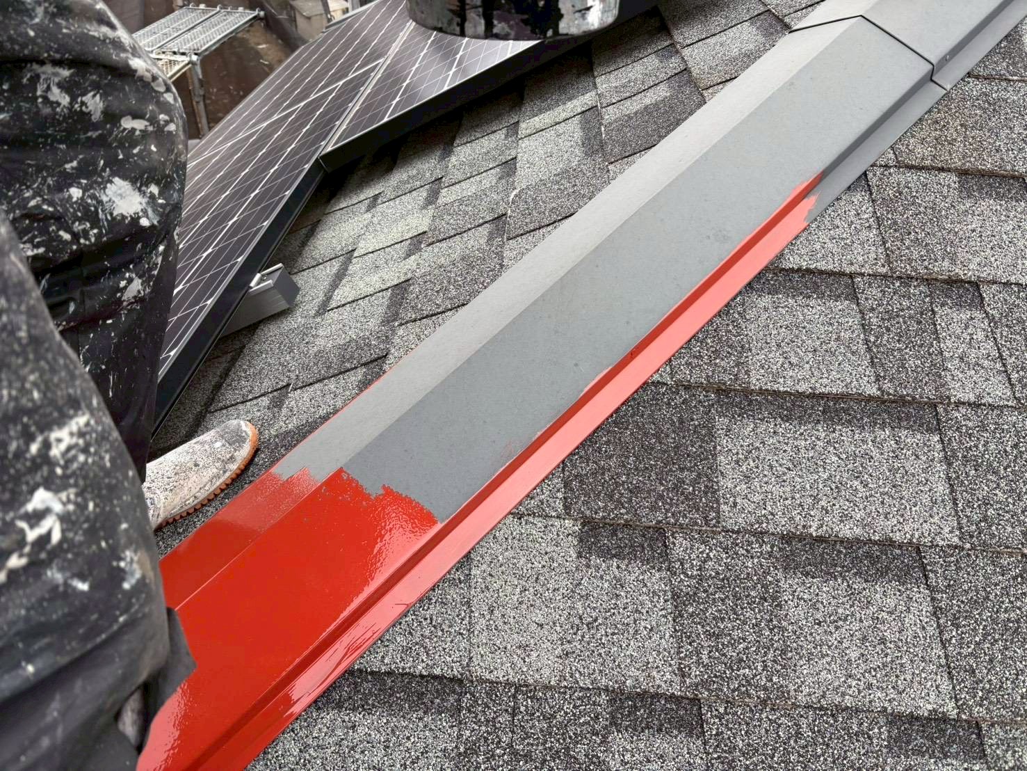 和光市でアスファルトシングルの屋根板金補修とバルコニー塗装を実施しました！